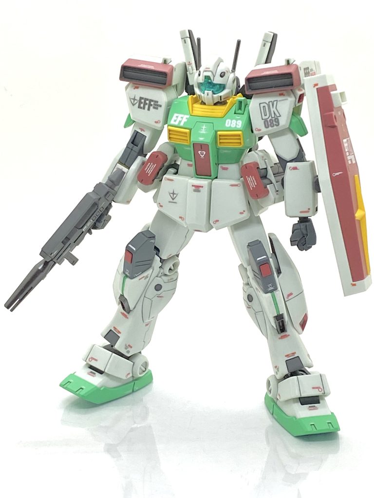 HGUC ジムⅢを成形色仕上げ+αで作ってみました。ツイッター上でAVALANCHE様が主催の俺達のRGMというイベントがあり、二体上げて良いルールなので前回アップしましたジム・スナイパーIIが一体目、このジムⅢが二体目になります。ジムⅢもキット化に恵まれない機体で原典のガンダムZZ本放送時にはキット化されず、HGUC化されるまでは立体物はガレージキットの改造パーツだけで大変敷居の高い物でした。ガンダムUCの様々な機体がHGUC化された時に恩恵を受けて出た物で後にジムⅡがHGUC化されましたがどちらも出た時は嬉しくて、発売日当日に買いに行った記憶があります(ジムⅢが出た当時は朝早くから並ばなくても普通に沢山在庫がある時代でした)。ミサイルポッドが難物で大変なのはわかっているのですが・・・今回は2週間しかなかったので迷いを捨てて作り込む事にしました。