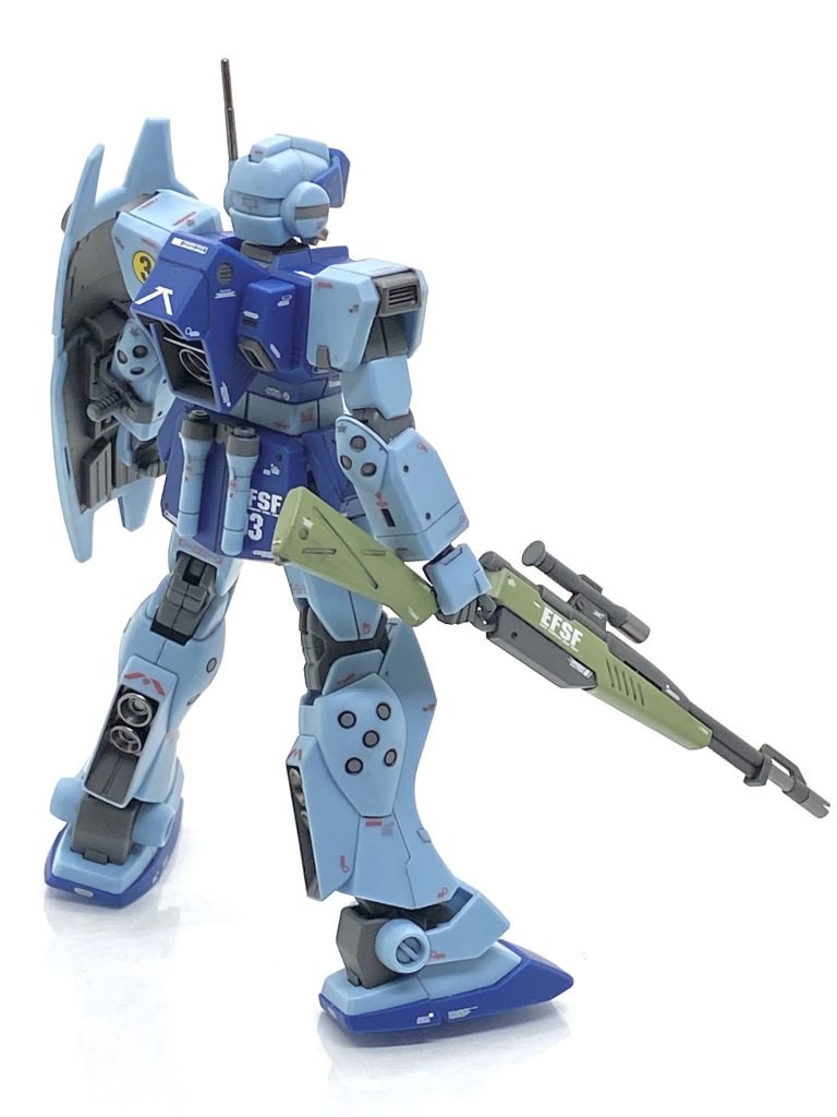 75ミリスナイパー・ライフルは先にグレーをエアブラシで塗装した後にライトグリーン部はマスキング無しの筆塗りで効率よくやりました。筆塗りで広い面塗りますと、どうしても筆ムラが出てしまいますが神ヤスの2000番で軽く段差を削り、コンパウントで磨いた後につや消しクリアー吹きますと殆どわからなくなります。白と赤のデザインのデカールは自分には大変使いづらく大量に余っていたのでライトグリーン部に相当数貼って消費しました(笑)。