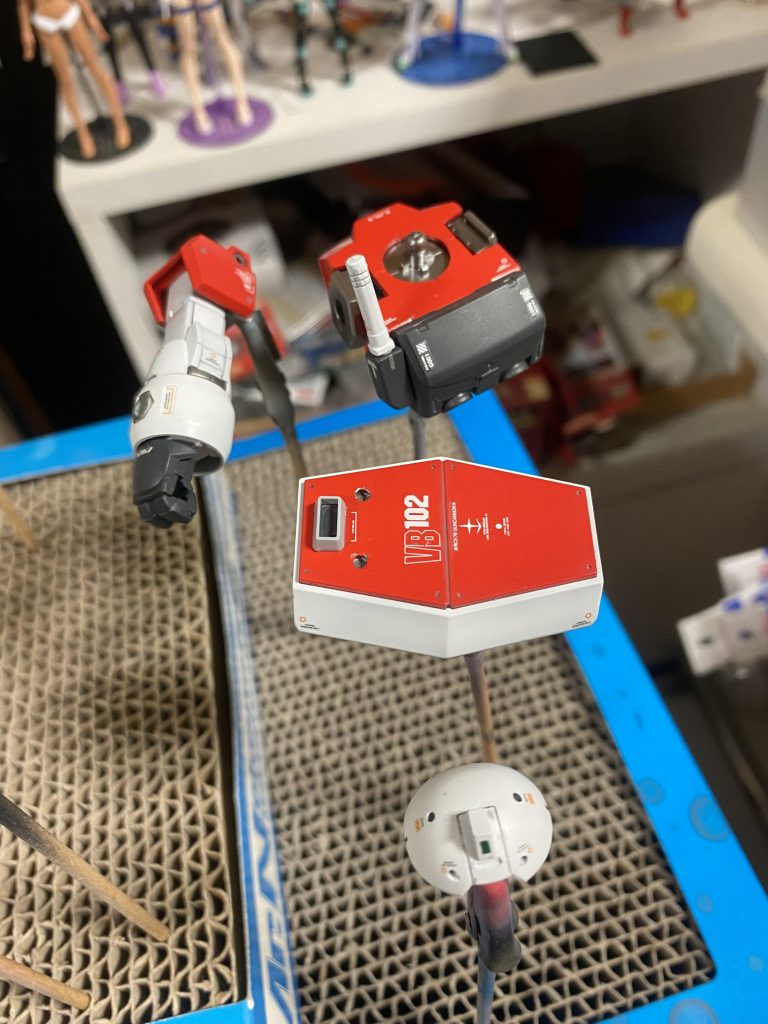 デカール貼って墨入れ、エナメルで細部塗装。この直前で同じカラーリングで仕上げられたデミトレーナーをツイッターで見つける。ネタ被りするだろうと思って1番乗りを目指して速攻制作してましたが、先越されたのでちょっとベースダウンしてクオリティアップに努めました。