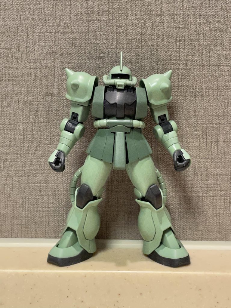 最初はこんな感じでした。たまたま入った店で、パーツのバラ売りをしていたので、スパイクアーマーが2つになったことで、ドズルザクにしてみるか、と思い始めました。この先にいろんな試練が待っていようとは、この時は思いもしませんでした。それでもなんとか完成させることができてよかったです。