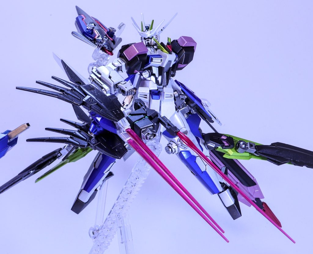 　中型盾は３つの中で最も汎用性に優れており、先端にビームガンやビームクロー、両翼部に低出力ヴォワチュール・リュミエールを装備し中近距離での戦闘で運用される。また、パッケージ・システムにも対応しておりストライクFが装備していたパッケージを追加装備することができる。