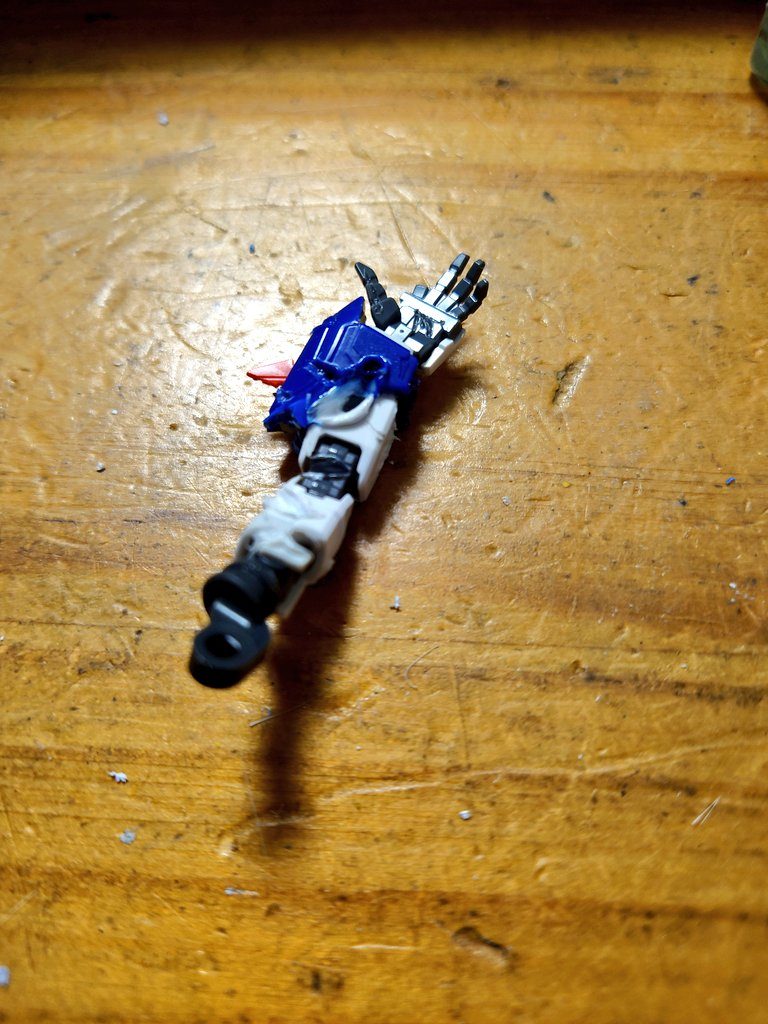 左腕は派手にダメージ加工