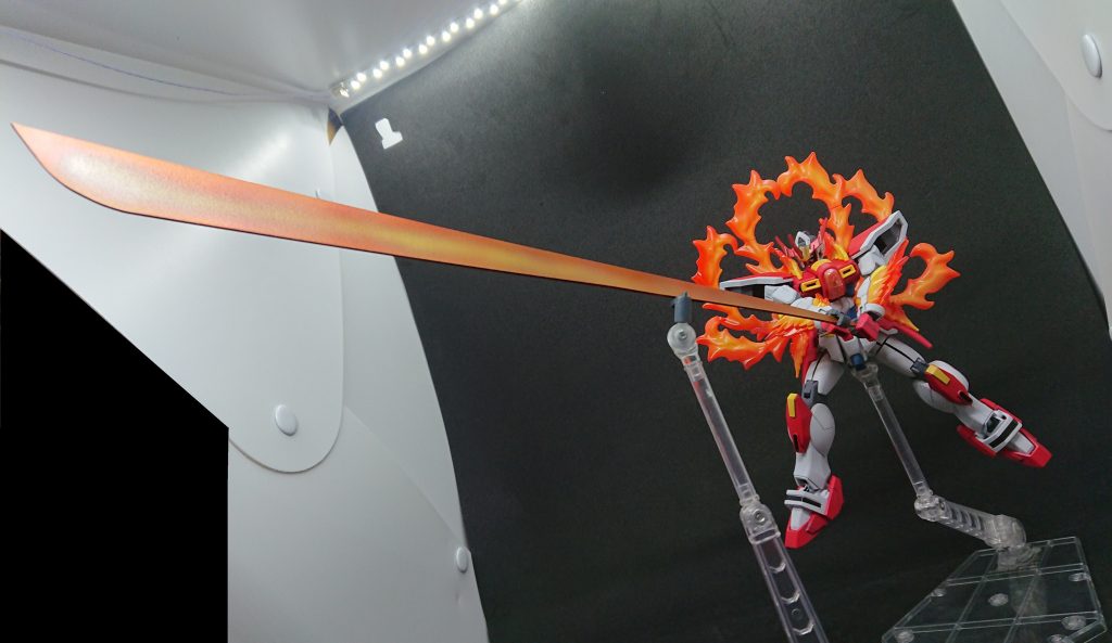 バーニングフィンガーソード最大出力。特に図らず適当にプラ板を切って作ったので少々大きすぎました。追記:当時のネタ帳を引っ張り出したらこの状態に気炎万丈剣という名前を付けていたのでそちらを正式名にします。