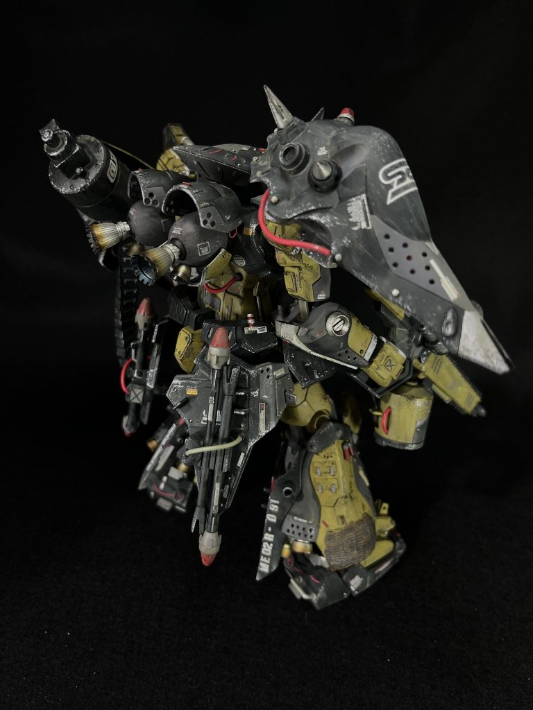 ミリタリーとして意識したもの③小物類戦車なんかで見かけるツィンメリットコーティングを足下に、リアルっぽく排熱穴を全身に、本当はむき出しじゃない方が絶対にいいパイプも全身に、バーニアは戦場を意識して煤汚れ多めなイメージで塗装しました。あくまでもミリタリー「っぽい」を大切にしてるので暖かく見守っていただければと思います。