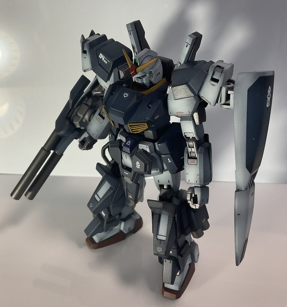 左側からも・・・左のシールドはキットのシールド下半分にパーツをくっつけてます