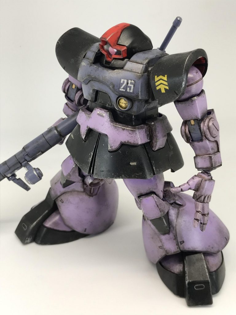 HGドムを作ったことのあるモデラーさんならお気づきかもしれませんがこのドム、じつはアゴを引いて少し下を向いているんです