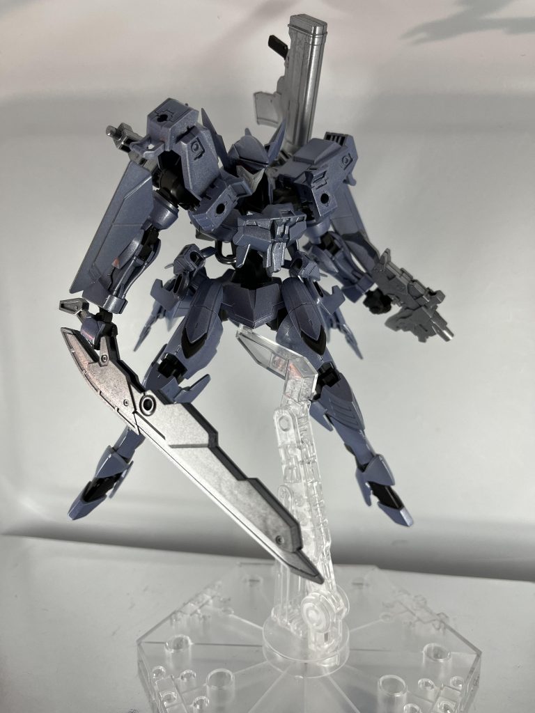 突撃砲、近接用長刀その他状況に応じた武装を装備可