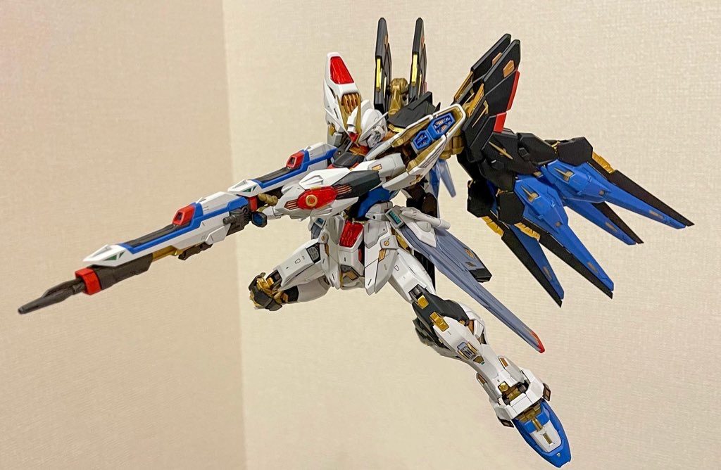 ロングレンジビームライフルは劇中のように右手で持たせることも可能です。保持力はまぁまぁですかね。自分のものは手首が少し緩いです。