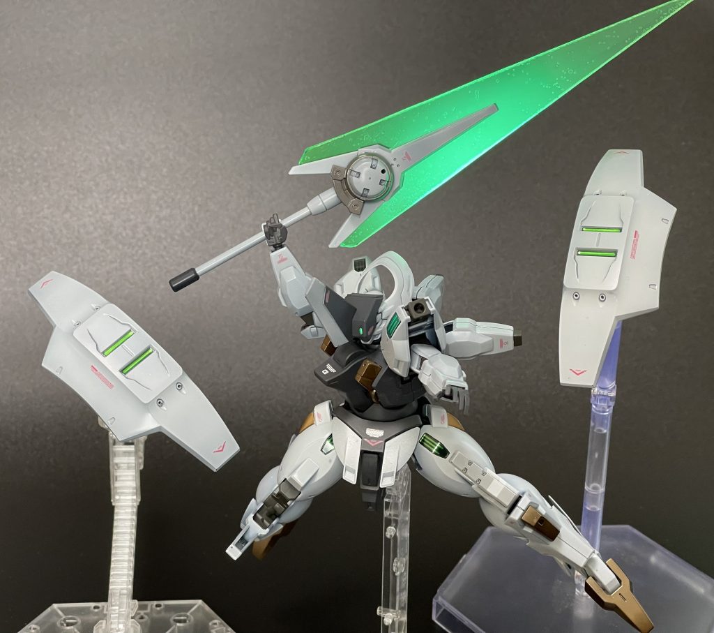 振りかぶり一刀両断寸前！表情ついた平手付属してるの助かります銃も剣も盾も飛ばして同時に使えるってシンプルに完成してる機体ですよね。何をつけても蛇足になりそうで、元のダリルバルデの時点でもはや弄る余地がなかったんですがヤリより大剣が好きなのとMSは銃がないと落ち着かないタチなので趣味を優先しました。