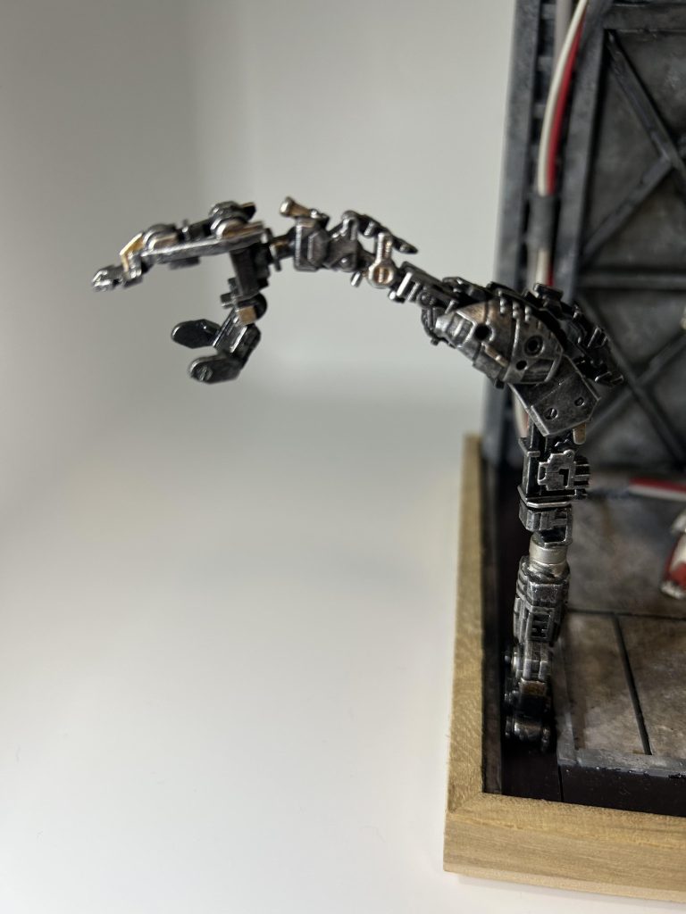 ・アーム部RGの脚部フレームを元に作成。黒鉄色からのゴールドでアクセント,最後はシルバーでドライブラシ。アーム部は根元に強力マグネットを取付。それによりヴィネットのマグネットシート部であればどこでも移動可能です。