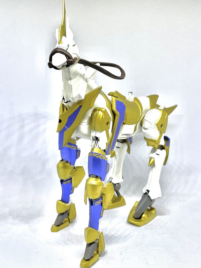 手綱は手芸用品を使いました。馬のベースはSDの軍馬。前足はグリムゲルデ、後ろ足はスサノオの足を逆付けです。腹部を伸ばした隙間、首の延長はジャンクパーツで成形。首は左右に振れるようにしました。