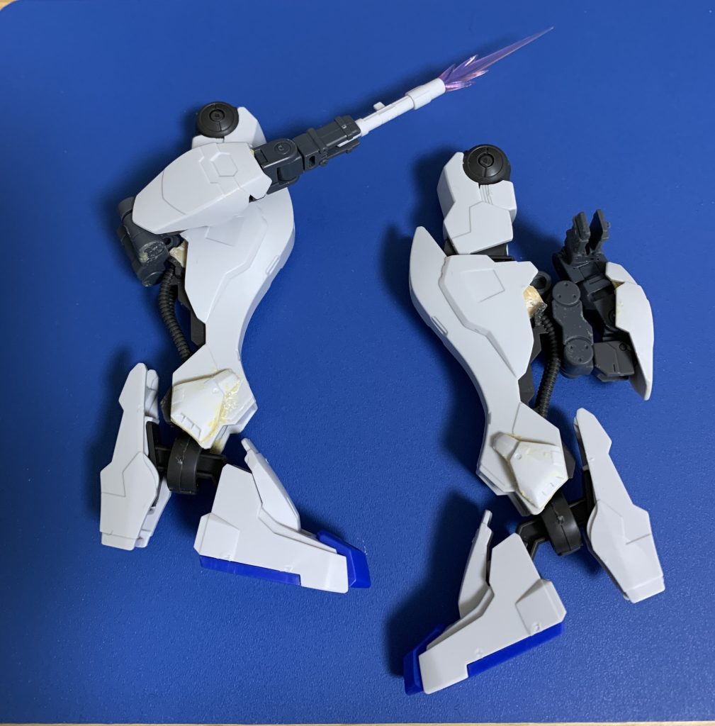 バエルの膝裏(ふくらはぎ?)の装甲を外して削り、隠し腕パーツを増設。横から見ると隠し腕を接続した所のパテが丸見えになるので、この写真を撮ったあと装甲を延長して隠れるようにしました。