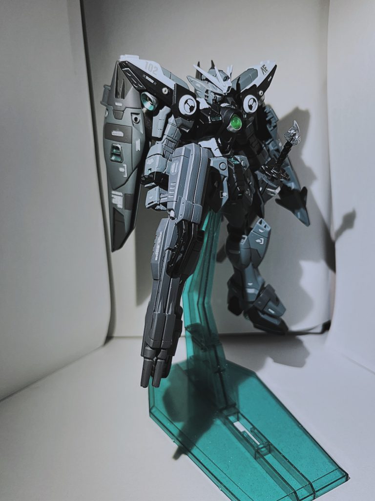 個人的に今回のウイングガンダムゼロはすごい気に入っています。😊初めていろんな場所をスジ彫してそのスジ彫した所を色分けしたりして塗装してみました。😁