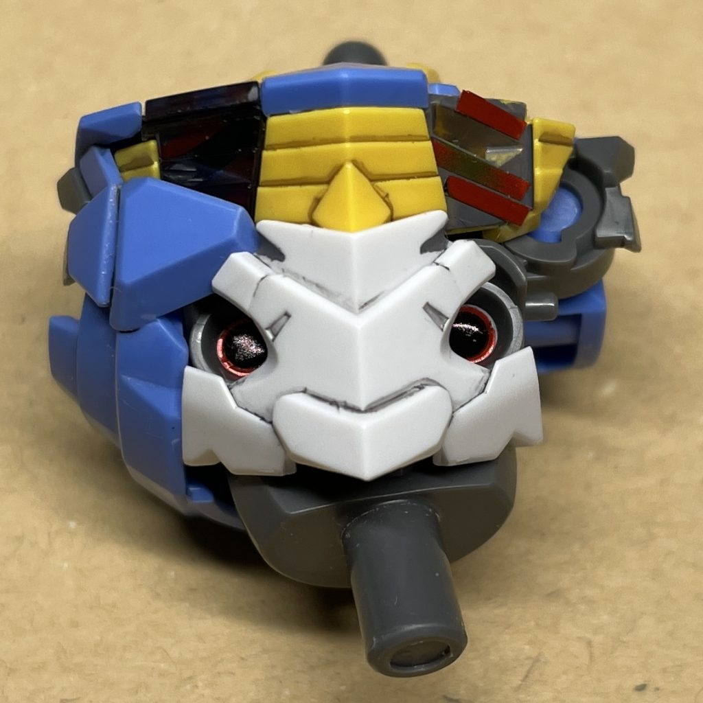 胸部のシール貼り 黄色い部分にクリアパーツをかぶせる部分をグレーで塗り、付属シールの余白にプリントされた模様を切り取って貼り付けました。