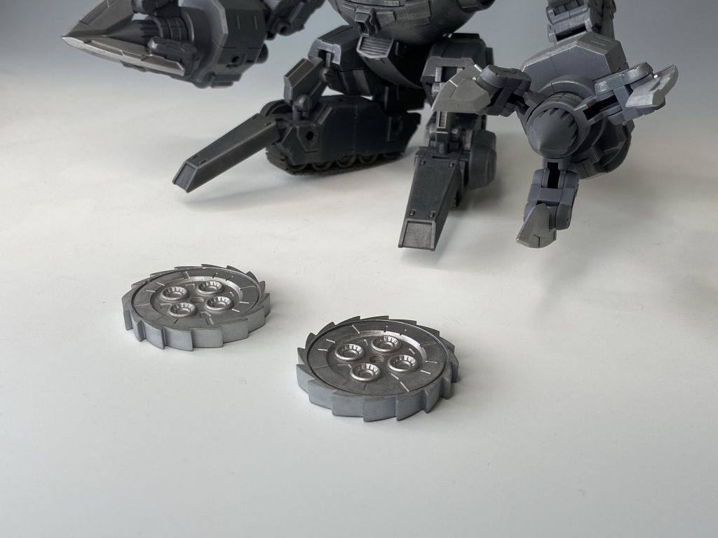 肩部はネオジム磁石による接続で、取り外して飛び道具になる設定です。本来の蓋パーツの代わりに祭ウェポンのパーツを加工して接着しています。