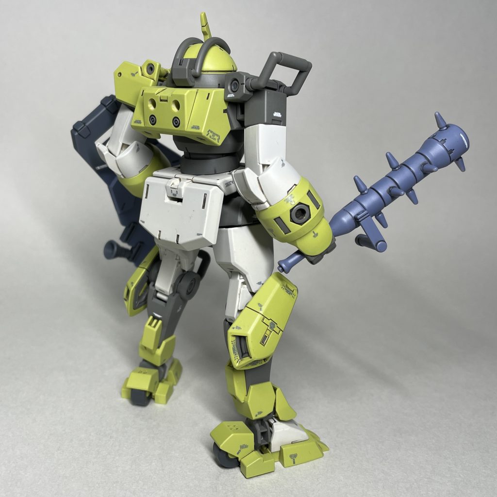 物理攻撃装備 うしろ すっきりした感じにするため、肩のシールドとバックパックを外しました。