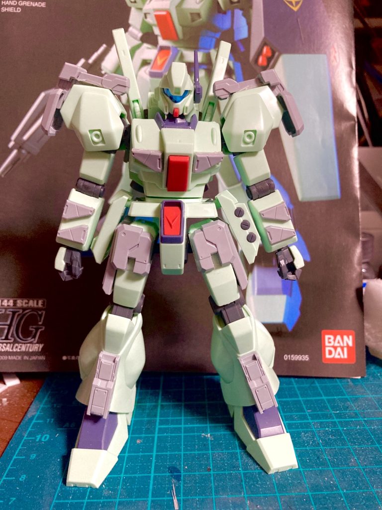 素組みしたジェガンにとりあえずビルドパーツを貼り付けてみたもの。完成した時とは少しだけ違ってます。