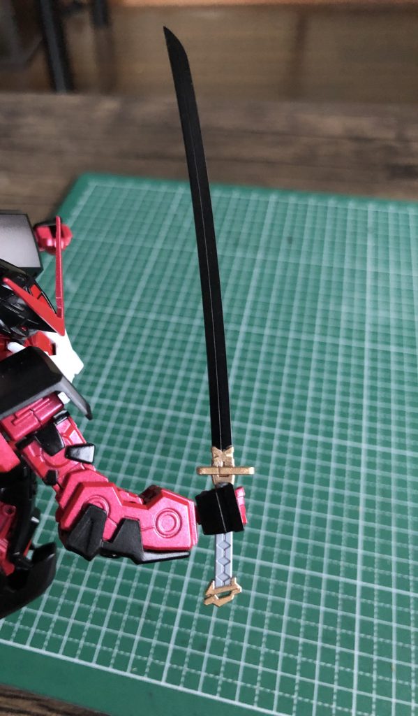 ガーベラストレートは刀身をブラックで塗装してみたらなかなかの存在感になりました。持ち手部分はちょっと手を抜いてますが・・・。