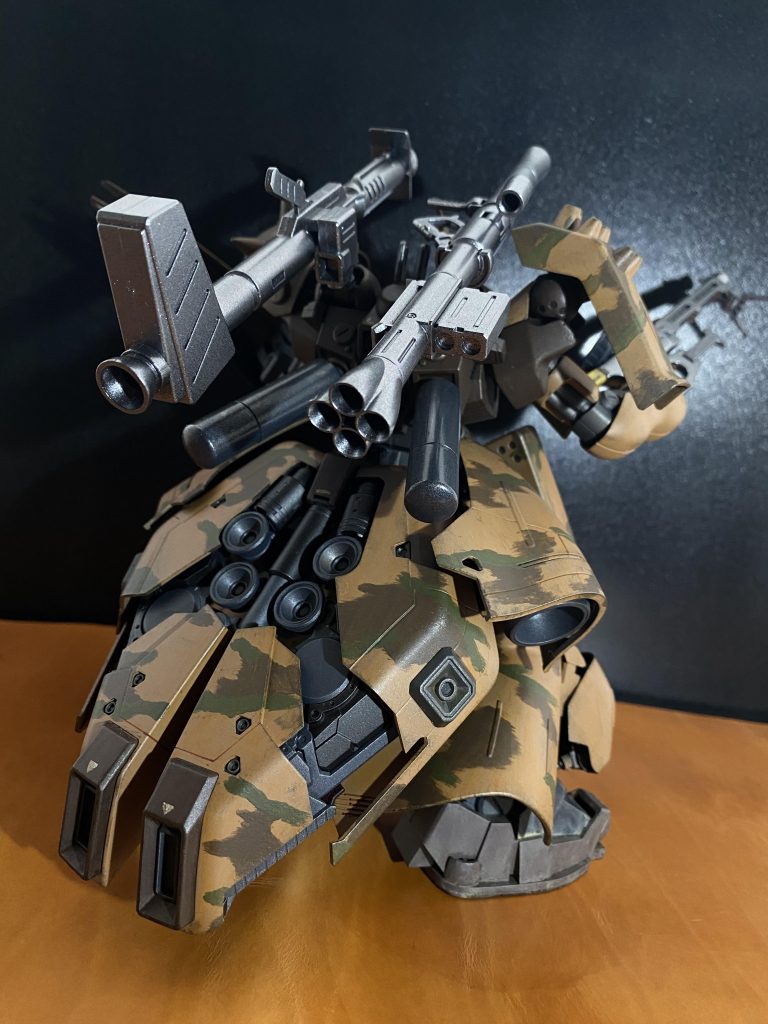 　本機のシルエットを特徴的なものにしている下半身。それぞれにホバーシステムを備えた脚部、スカートアーマーにより、大型の機体にもかかわらず、高い機動性能を有する。このスカートアーマーの開発に関わった技術師らは、一年戦争時スカート付きなどと呼ばれたドムなどにあやかり、ドレススカートユニットと言った愛称で呼んでいたが、まさかオーストラリアの砂漠の真ん中で、土偶などと呼ばれているとは夢にも思わなかっただろう。