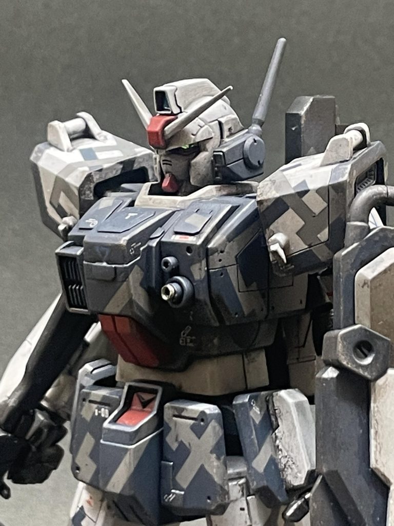 ・モノアイホログラムシール・胸のバルカンはお手軽金属ピンに変更(上から艶を消したので、金属感が、、、後で削ろ。)・ダクトは0.2mmプラ板をサンドして縦型に変更・肩のフックは、ランナーの切れ端を貼り付けました。(アンダーカットパーツのランナーをそのまま、、)