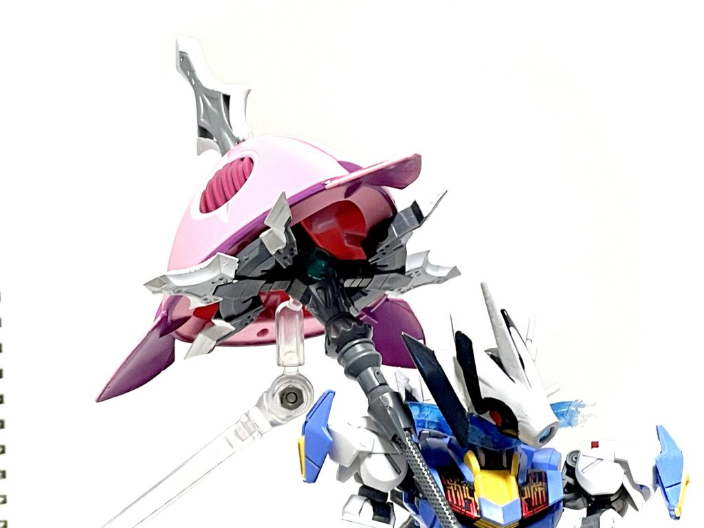 ◆追加装備「パラソルステイク」。４基の天蓋と１本の柄の五基からなる日傘状の装備。他のビットとほぼ同様の機能を有するが、その真の目的は別にある。