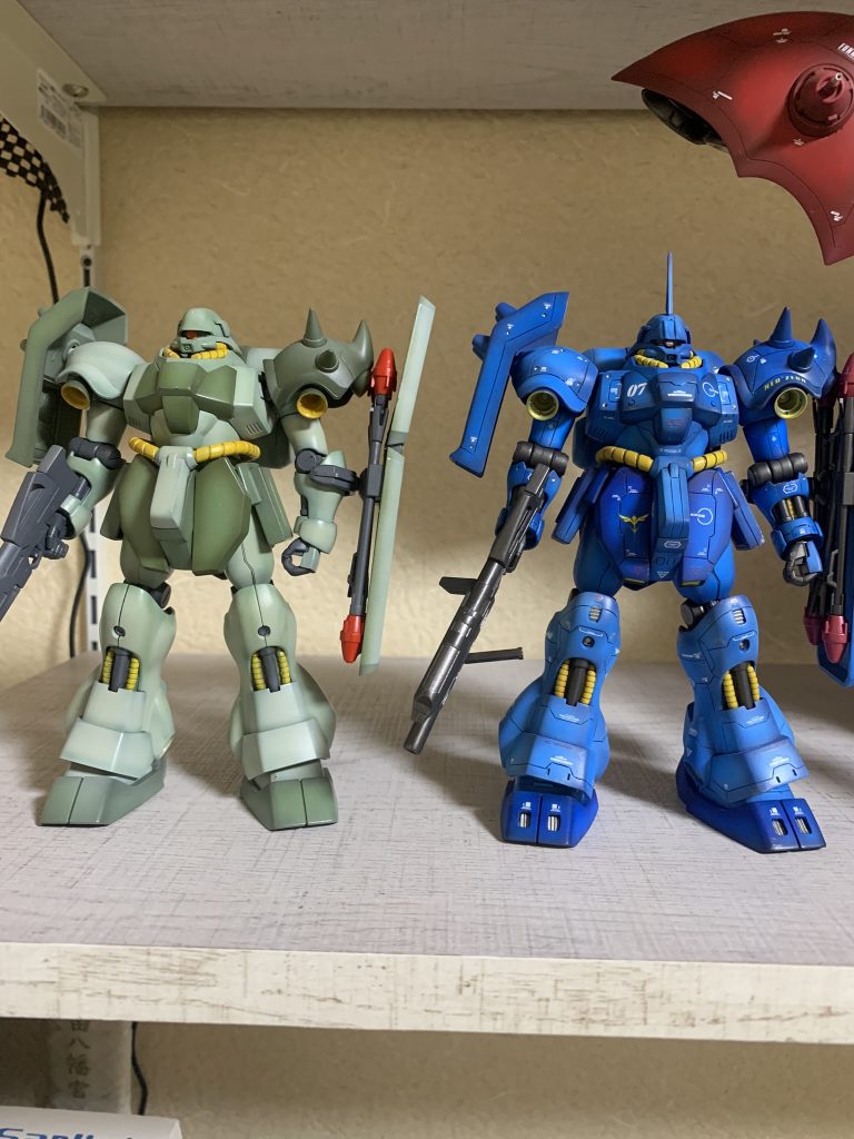 左は去年のクリスマスに表面処理だけしてファレホで塗装した物です。まだ当時はスジボリなどのディテール追加工作もほとんど出来なかったのが、1年でかなり上達できたかな(=^▽^=) 来年もマイペースでガンプラ制作楽しんでいきたいですね♪