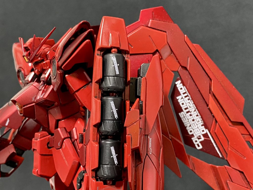 とにかく赤い機体を目指したので基本となる白部品にはイタリアンレッド田宮艶青いアーマーは対比として下地金からのキャンディー♪ガイヤ　メタリックレッド＋クリアレッド艶消し黄色いパーツもキャンディー！こちらはクリアレッドのみ艶赤はイタリアンレッド艶消し個人的に自然な赤統一色分けができて満足です♪