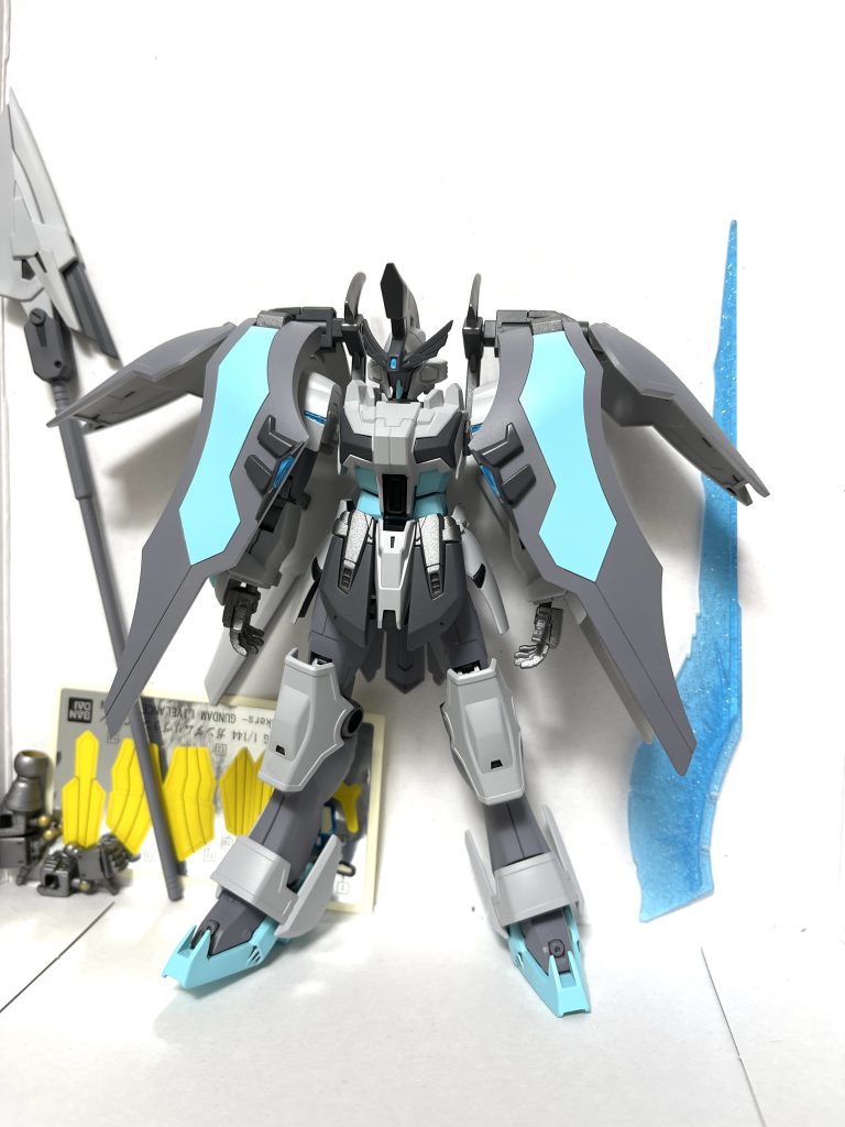 アクティブクロークの表と裏で色を変えています。グレー系で段階的に塗り分けようと思い、ガイアのメカサフのライト、ヘヴィ、スーパーヘヴィを試しに使ってみました。サーフェーサーですが本塗装としても十分使えると思います。グリーン部分はガイアのミクグリーンです。かなり前に使った塗料で乾燥してドロドロになっていたのですが、クレオスの真・溶媒液を使用したところ見事に復活。ちょっと今回は塗料関連の実験的な感じになっちゃいました。