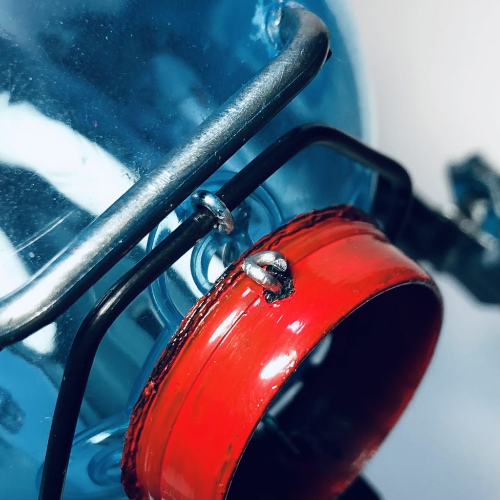 今回本体がガチャの入れ物と、接着に不向きな素材だったのでほぼ全ての接合は穿孔ののち針金でかしめる方法でつなぎました普段と違う製作手法でちょっと楽しかったですよ✌︎('ω')✌︎