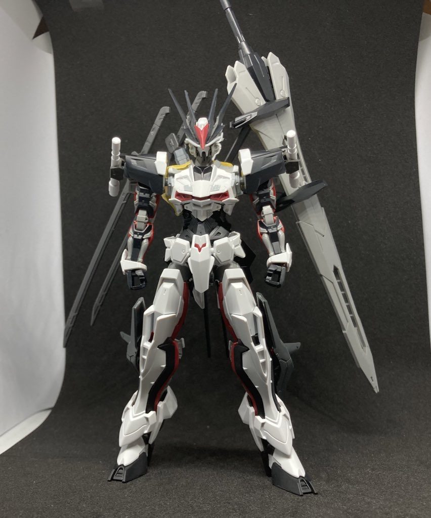 初期案はこんな感じです。背負いものがロードロングソードとhgバルバトスの太刀を背負ってます。