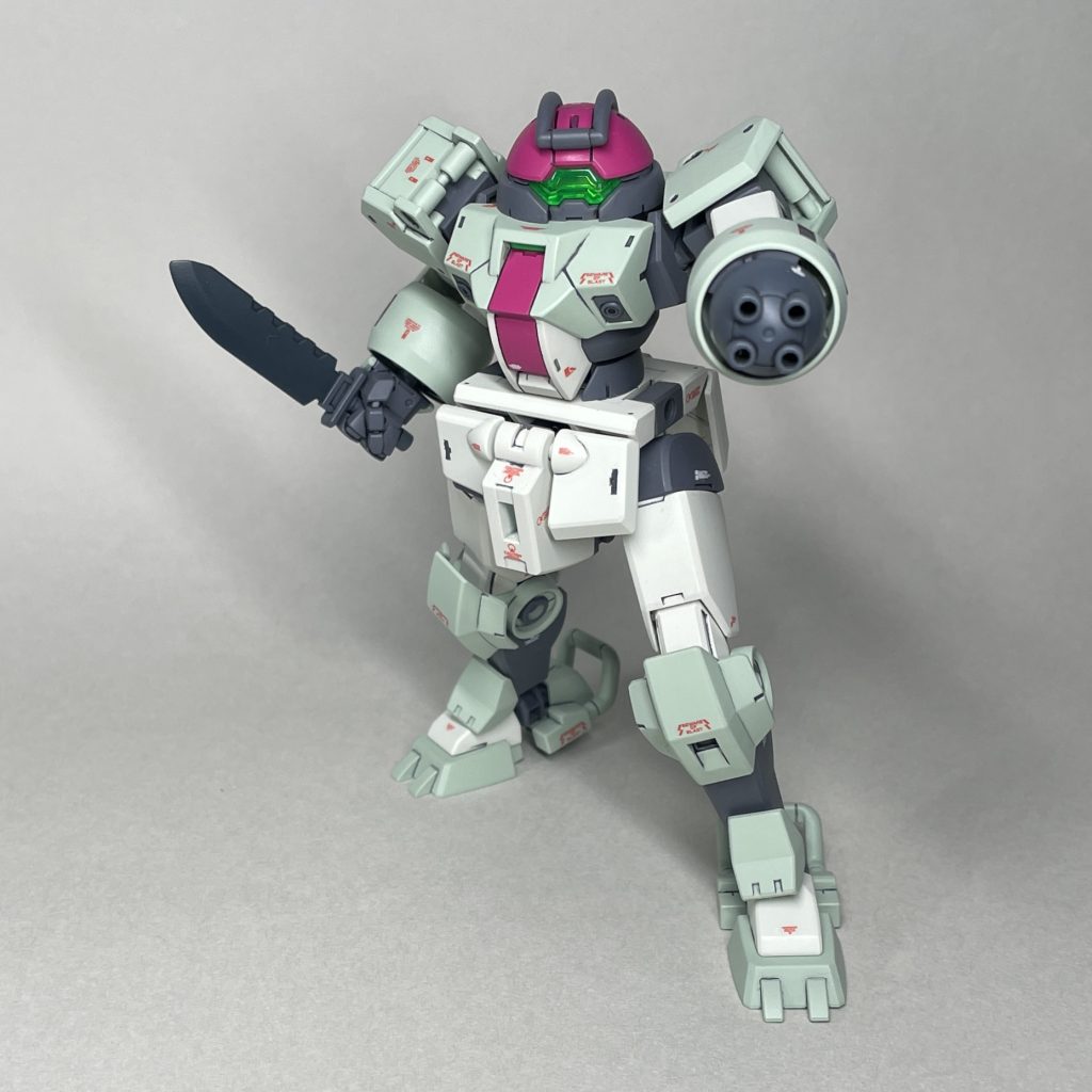 模擬戦装備 まえ 4連装ミサイルランチャー、コンバットナイフ装備。