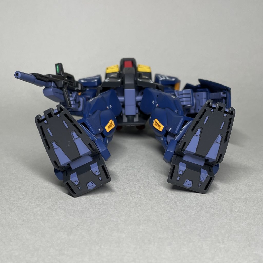 下から肉抜き穴はそのままです。