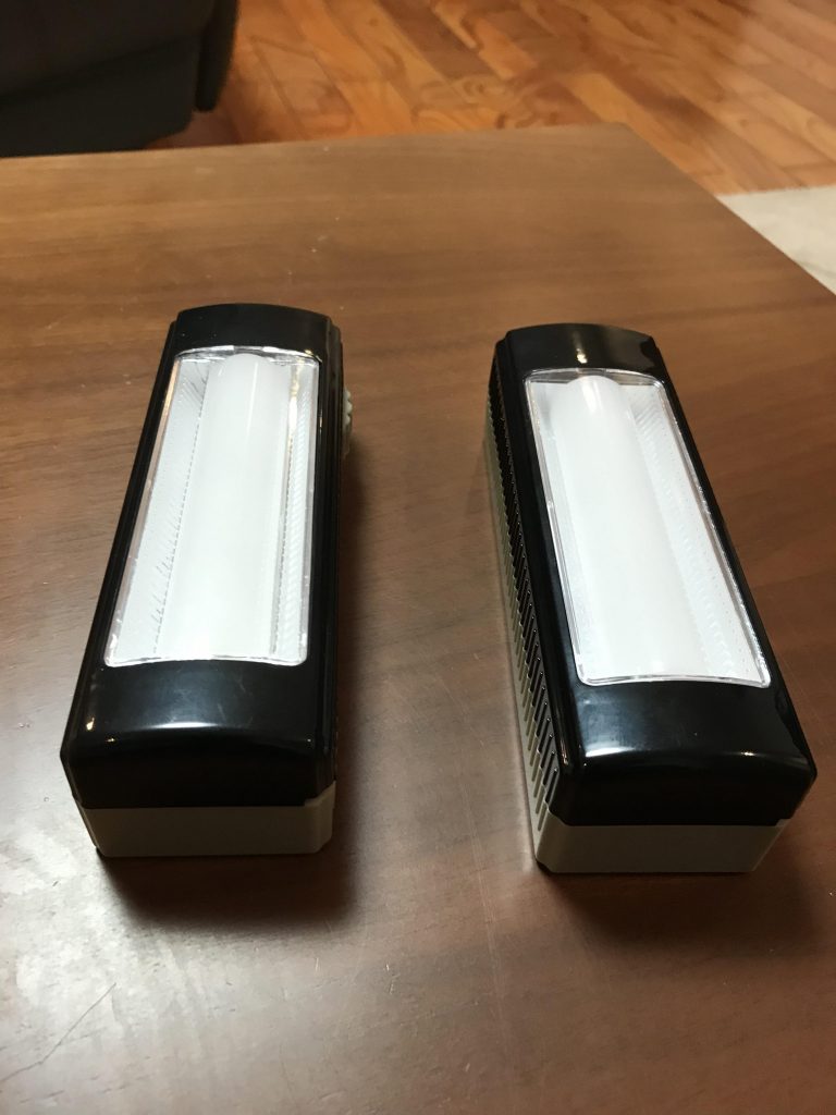 つぎに同じくダイソーさんで購入した1つ100円のライトを2本と6本入りで100円の単三のアルカリ電池