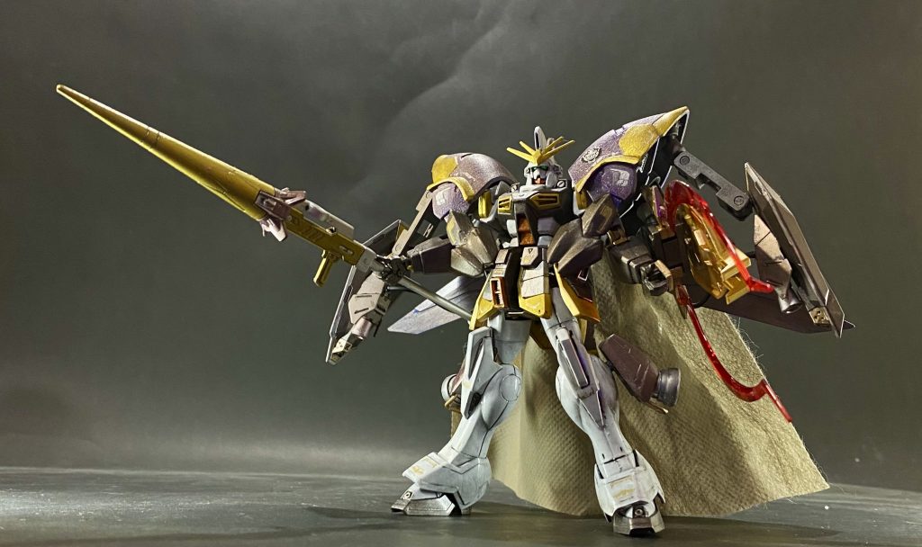 武装素材は旧キットサンドロックカスタムから肩アーマーと不織布マント、ジャスティスウェポンから槍とバックパック、境界戦記からクロー、肩シールド、MSバーニア02、ジャンクのアームパーツです。