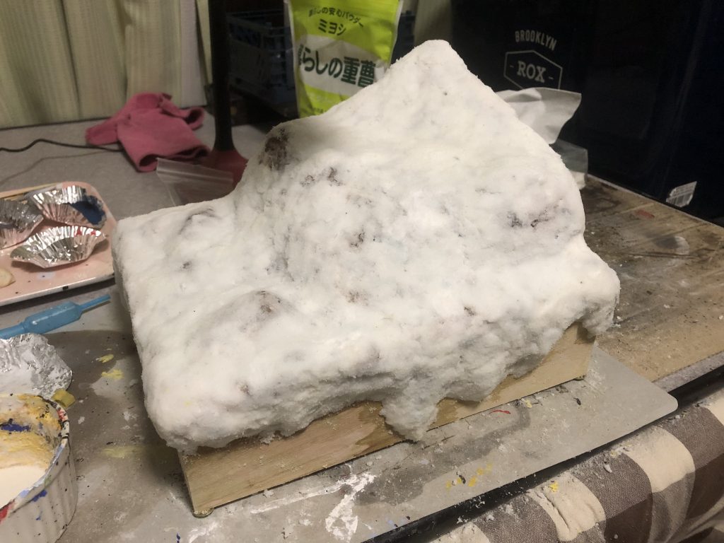 紙粘土+ティッシュペーパー+重曹ボンドで作成しました。皆さんもジオラマ作成に挑戦してみて下さいね🤩