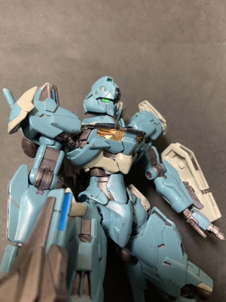 上半身アップです。水星のキットはこれが初めてでしたが作り味が非常に良く楽しめました。量産機風にアンテナは落として、あとは全身のエッジを落としてヒロイックさを抜いてます。