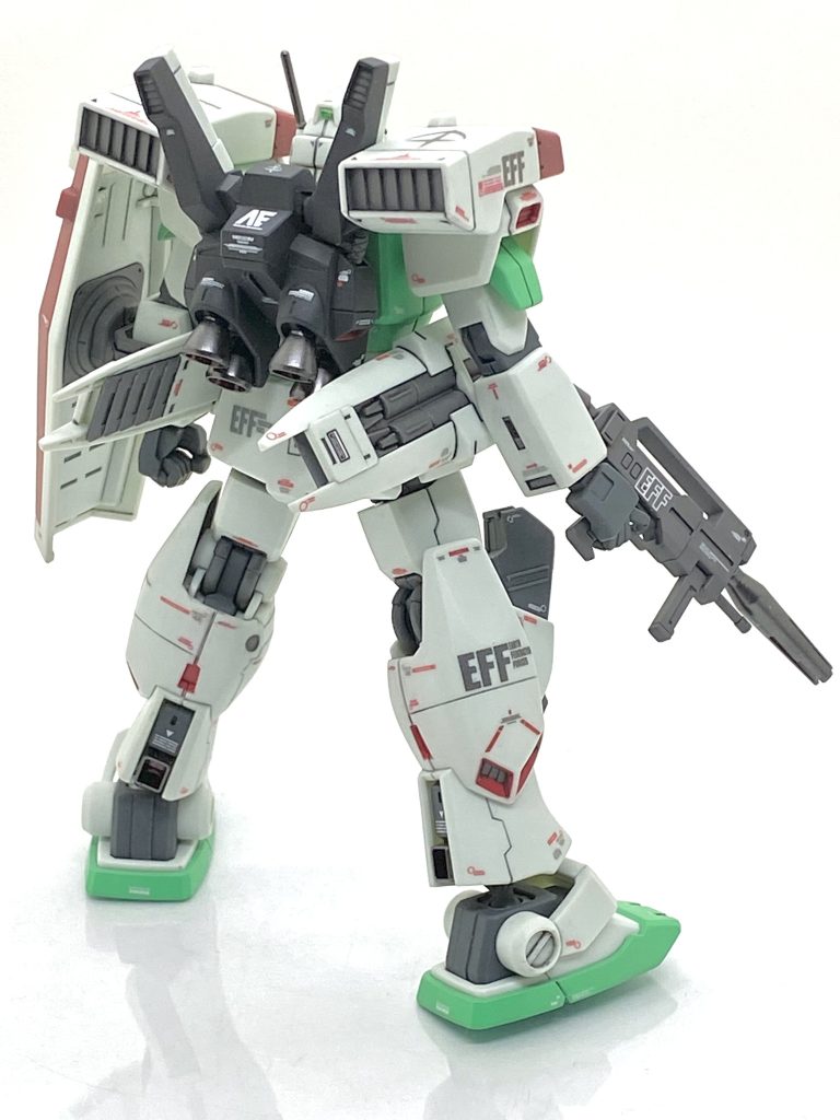 ジムⅢの本体の合わせ目自体は頭、脛、腕、肩ぐらいで処理は難しくないのですがバックパックは消しずらい合わせ目の宝庫で狭い箇所に多いです(同型のガンダムマークⅡも同じく消しずらいです)。今回もアルゴファイル様のカッター型ヤスリでありますダイヤモンドフィニッシュを使って狭い箇所を消しています。次に面倒なのは腰や肩のミサイルポッドの塗り分けで肩のは前と後ろのダクトをグレーバイオレットで吹いてはみ出した所をシンナー付けた綿棒で吹くとピシっとなります。逆に腰のミサイルポッドは全て筆塗りでムラにならない様に塗り重ねて、黒で墨入れしまうとかなりピシっとなります。膝後ろの動力パイプや太腿脇のスラスターの一部も筆塗りで塗り分けています。内部カメラはいつものガンダムマーカーのメッキシルバーを筆塗りで塗っているのでピカピカになってます。