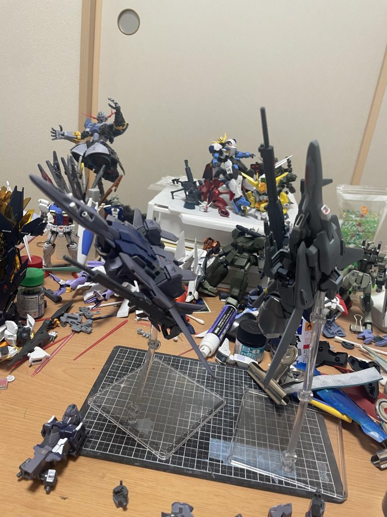 ゼータプラスはやはりゼータの面影がありますね。一方でデルタプラスはかなり軽量感が漂っており機体に無駄がない平べったさになります!