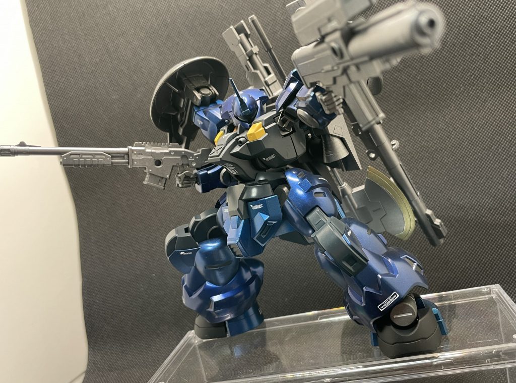 拠点強襲型という事でブースターを増設し、実弾武装を使い捨てる度に本体が身軽になっていく機体コンセプトです。最終的には通常装備のサーベルとライフルで高機動で戦場をかき回します。