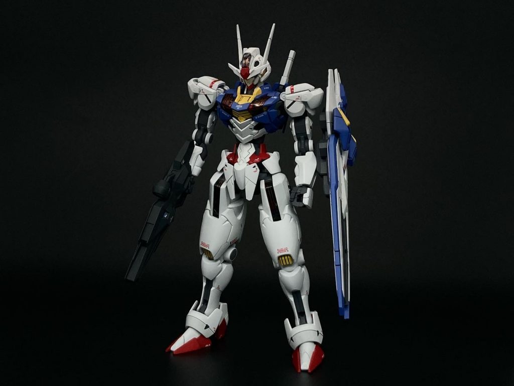 ビームライフルとシールドを装備させた状態です!全体的に脚部と腰を延長し、肩幅を短縮しています。脚部は腰部に取り付けるための左右の軸を交換して延長しています。腰は2mm厚のプラ板で延長しています。肩幅は腕部を取り付けるブルーのパーツの内側を1mmほど削り短縮しています。