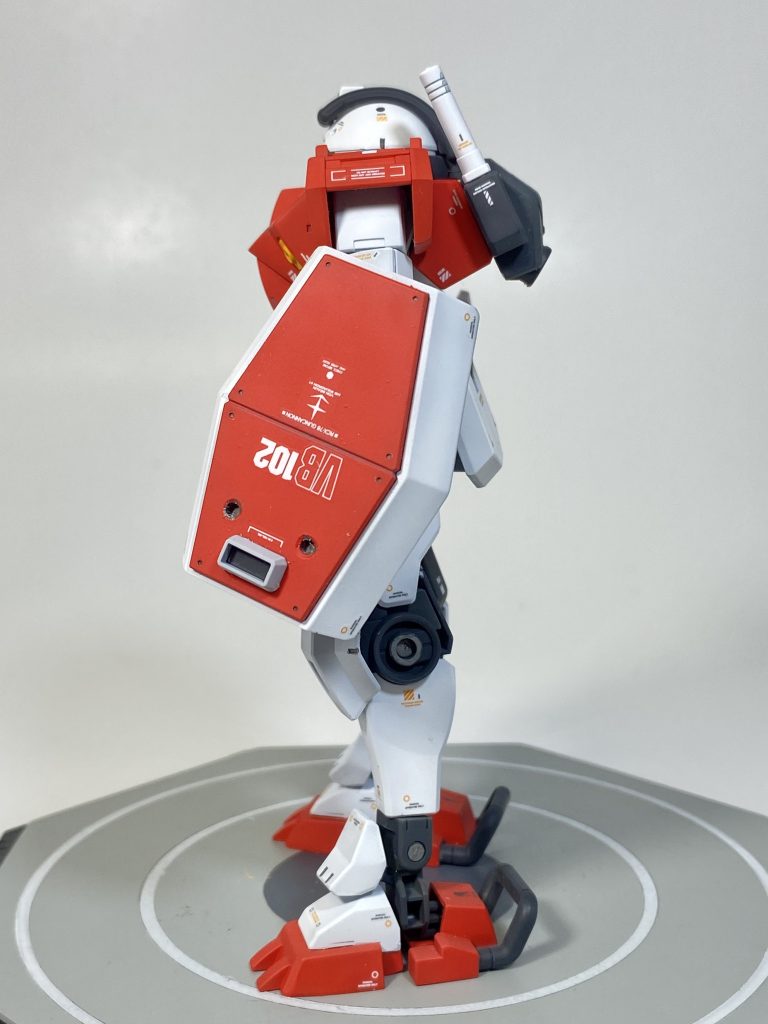 前後、横から。 デミトレーナー、デミギャリソン等、デミシリーズのベース機。ベース状態ではオーソドックスな機体性能だか、オプションパーツ交換により多彩な局面への対応が最大の特徴足首でワンブロック長くなっており全高がデミトレーナーより高い。(デミトレーナーは訓練機であるため低重心化されて転倒しにくいセッティングになっていると言う俺設定)