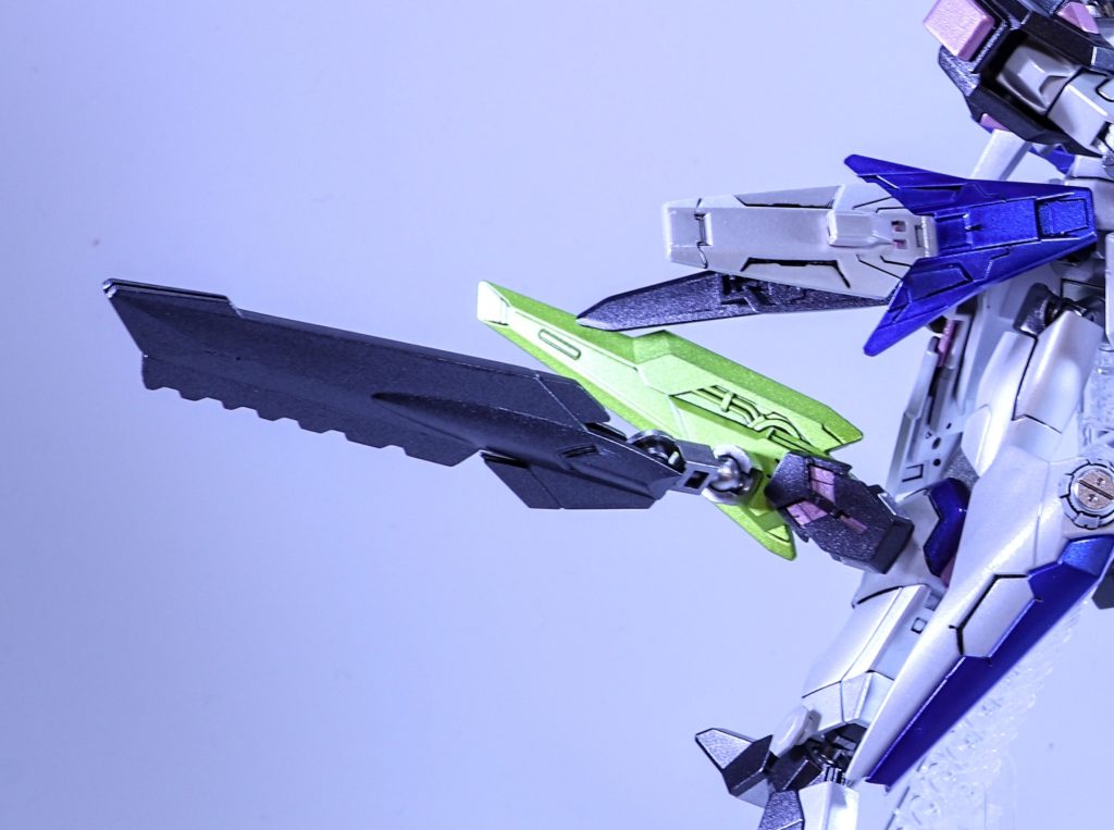 　VLパッケージはMCフライト、各部スラスターやバーニアと連動することでさらなる高機動を実現するために装備された。また先端部には速射性ビームガンが内蔵されており、アサルトカノンのチャージ時間をカバーする。根本のスタビライザーにはサイコミュセンサーのしての機能もあり、感応波の送受信の強化をする。形状はマーシャンが運用するVL搭載型のシビリアンアストレイ改修機に酷似しており、設計に某宇宙一悪運の強いジャンク屋が関与しているとかしていないとか。