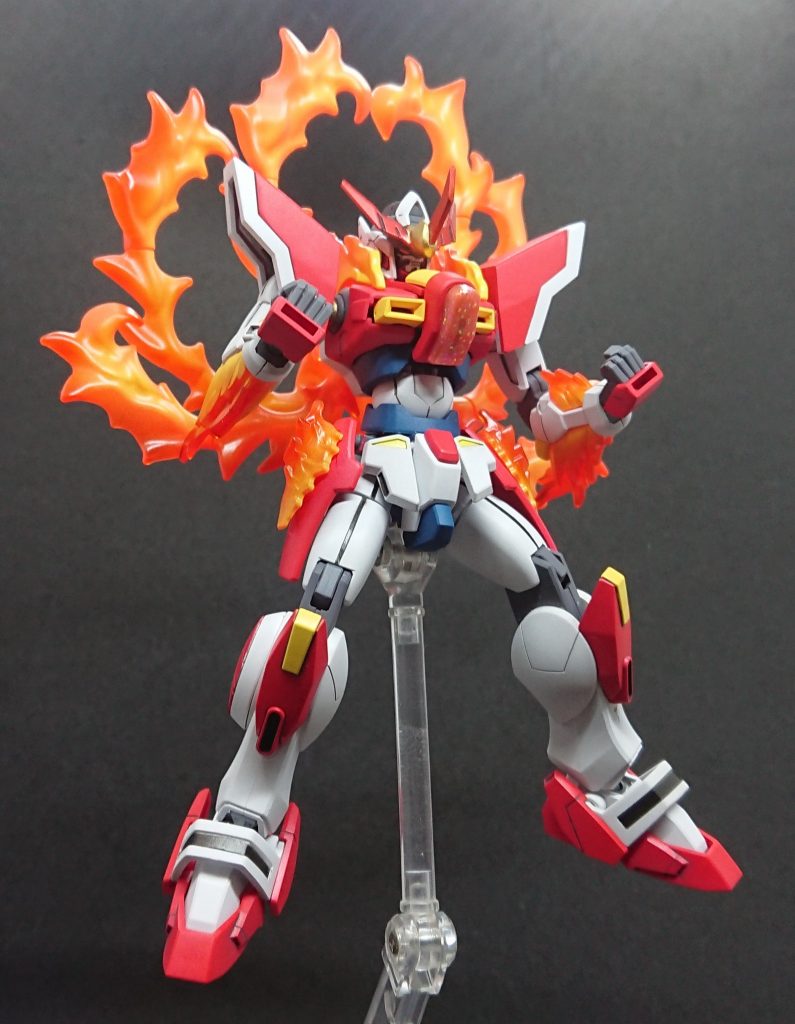 出力全開のバーニングモード。本来ここでシャイニングの変形機構も稼働させる予定だったのですが、肩内部の金塗膜が厚くなりすぎて可動が困難になったので半端に足だけ変形するのもあれかなと全てオミットしました。失敗も良い経験という事で…設定的にはダイバーが未熟でスーパーモードへの変形に至れていないという事にしています。