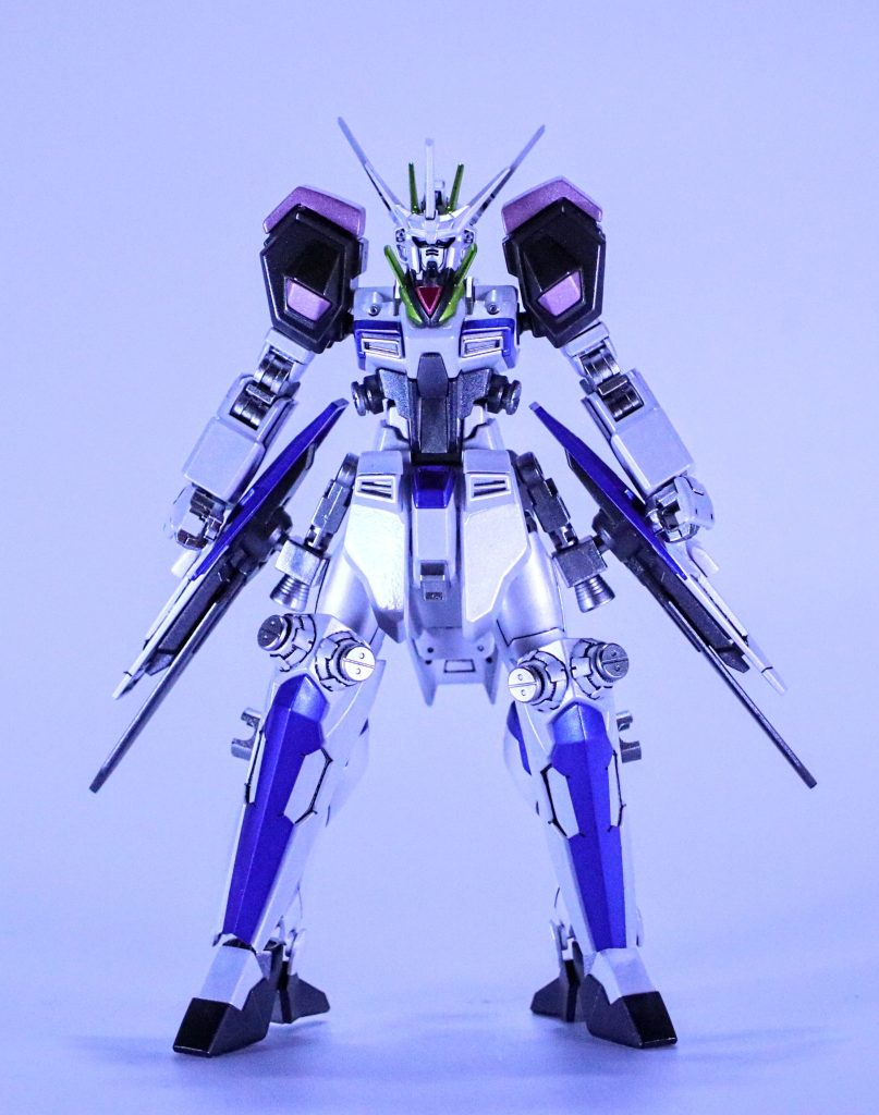 〜特殊兵装〜「ミラージュコロイド・フライトシステム」　両脇・両脚部前面装甲にはミラージュ・コロイド散布装置が設置されている。これはステルスのためではなく、ミラージュコロイドを用いた空力操作による飛行の最適化・推進剤の消費削減を目的に装備されたものである。　また応用技術として機体周囲にゲシュマイディッヒ・パンツァーを展開し、ビーム攻撃を無効化することもできるが、ミラージュコロイド・フライト(以下MCフライト)とゲシュマイディッヒ・パンツァーの同時使用は出来ない。　先行量産型では常時このシステムを使う予定はなかくバッテリー駆動だったが、極秘任務に向けた改修に伴いハイパーデュートリオンエンジンを搭載することとなった。そのため胸部にはミラージュコロイドの制御アンテナに加えてデュートリオンビーム受信機も装備している。