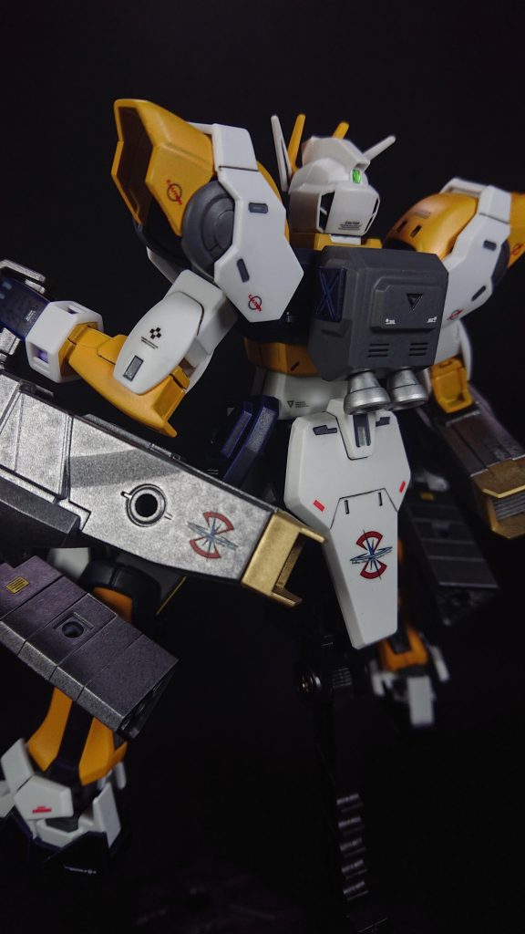 今回、ミキシングパーツにフリーダムやジャスティスを使っているので、ザフト製のストライクと言うことにしましたなのでデカールもザフトのエンブレムを貼っていますリアスカートに大きくエンブレムを貼るのにハマっています