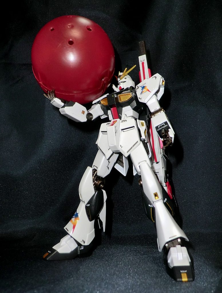 いきもの大図鑑のカプセルを赤く塗ってサザビーのコクピットにしました。これくらいデカくてもいいでしょｗ