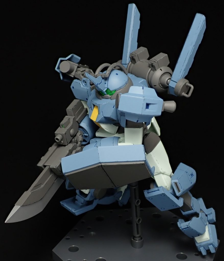 突撃刀のフォアグリップは基部が回転するので両手持ちは問題なく可能です。