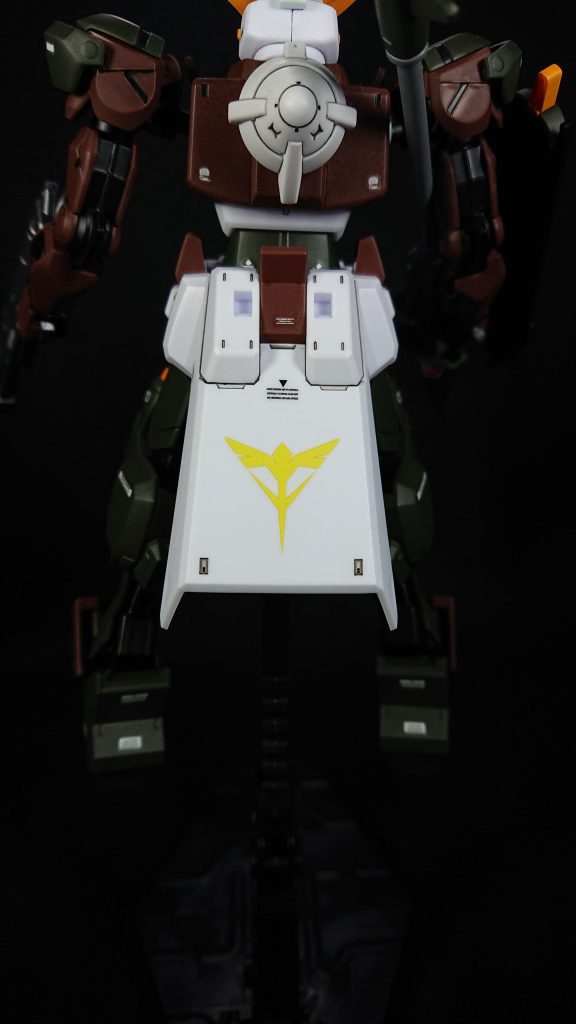 リアスカートに大きいサイズのエンブレムを貼りたかったので手持ちのデカールの都合上、ネオジオンに入隊してもらうことにしました