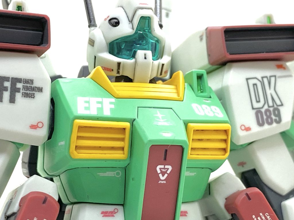 カメラ内部はガンダムマーカーのメッキシルバーで塗ってますから光をよく拾ってくれます。