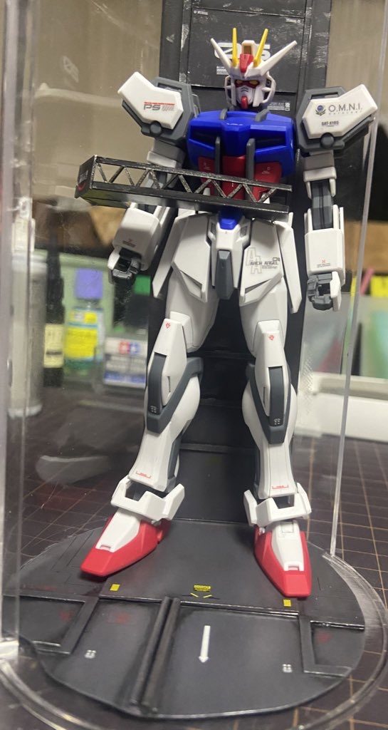 やはり格納庫といえばコクピットに乗るやつ?は欲しいよね!!貼り付けるの面倒だったのでストライクに挟みました。デカール貼る時にこの辺はこんな意味がありそうとか考えながら貼りました。デカール中毒になりそう楽しいこうしてストライクはおばあちゃん家にお嫁に行きました。仏壇に飾るそうです。浮きそう、じいちゃんびっくりしちゃうよ、、